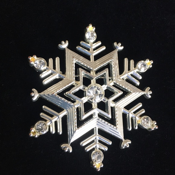 Jewelry - Vintage Silver Tone Snowflake Brooch Pin - Picture 3 of 8